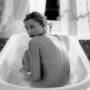 2026-02-14_pressebild_ausstellung_not_nice_girls_sheila_rock._girl_in_bath_london_1980er_sammlung_spallart.jpg